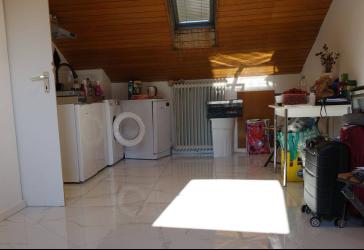 3 Zi. Penthaus Wohnung, 1+2 OG, Balkon, EFH - nur 4 Parteien, Bad m Wanne,kl. Single-Kitchenette, Super + ruhige Lage,