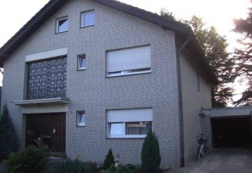 Freistehendes Zweifamilienhaus auf großzügigem Gartengrundstück mit Ausbaupotenzial