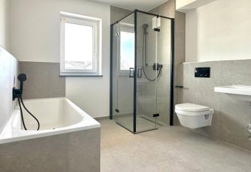 REDUZIERUNG: Familienwohnung im 2.OG mit XL-Balkon, Bad mit Wanne+Dusche und Gäste-WC