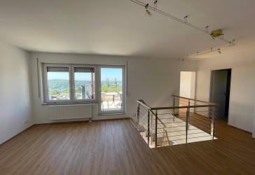 Helle, frisch renovierte 6-Zimmer-Maisonette-Wohnung im DG mit Südwestbalkonen und Traumaussicht!