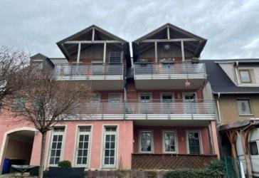 Helle 2-Raum-Dachgeschosswohnung mit Einbauküche, großem Balkon, Abstellraum und Pkw-Stellplatz im Hof