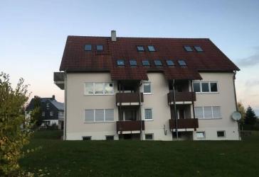 Besondere 3 Zimmer-Dachgeschoss-Maisonettewohnung mit Balkon und Pkw-Stellplatz