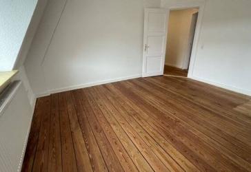 Aufwendig sanierte 2,5-Zimmerwohnung mit EBK zu vermieten!