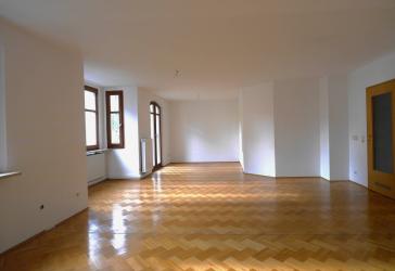 Familienfreundliche 5-Zi.-Wohnung mit herrlichen Balkonen in ruhiger Lage von Nürnberg
