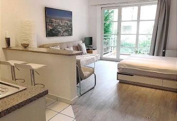 Möbliert/ 1-Zimmer Wohnung /hell/ Terrasse/ offene EBK / Stellplatz ! ab 01.08./01.09.2026 frei/ Warmmiete beträgt 1.210,00 Euro/Monat