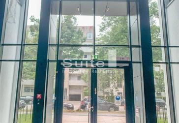 Loftige Raumhöhe: Showroom oder Retail