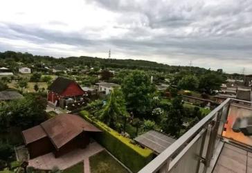 Renovierte und sanierte 2,5-Zimmer-DG-Wohnung mit herrlichem Ausblick!