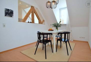 Sehr schöne möblierte 4-Zimmer Dachwohnung mit Internet und Dachterrasse in Wiesbaden