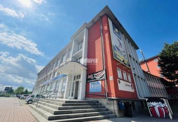 antaris Immobilien GmbH **Rohdiamant mit Loftcharakter- zentral mit Stellplätzen!**