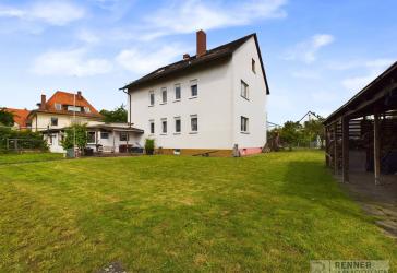 Charmantes Mehrfamilienhaus mit großem Grundstück in ruhiger Lage