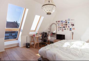 Mitten im Kiez - Geräumige Dachgeschosswohnung mit Sonnenbalkon, großem Bad & Einbauküche