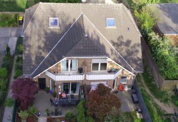 Massives Vierfamilienhaus mit attraktiven Wohnflächen, privatem Garten und Balkonen