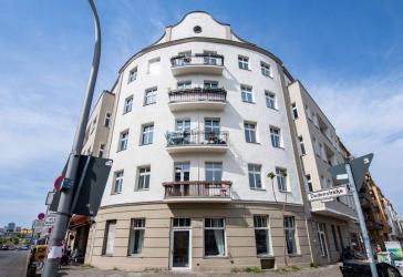 Kreuzberg im Immo-Portfolio: Solide vermietete 2-Zimmer-Wohnung mit Balkon im Vorderhaus
