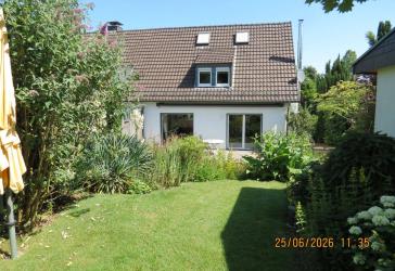 Doppelhaushälfte mit wunderschönem Garten und Garage