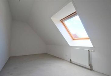 Lichtdurchflutete Wohnung mit Blick über die Stadt