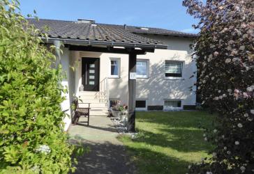 Zweifamilienhaus mit flexiblem Souterrain und traumhafter Feldrandlage in Ravolzhausen!