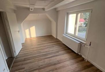 Sanierte individuelle DG-Wohnung im ZFH zu vermieten!