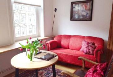 Möblierte 2 Zi.-Wohnung / Balkon/ Internet/ Pauschalmiete € 1.200,-/ Monat/frei ab sofort bis 31.10.2026 ( Zeitmietvertrag) , nur an eine Person!