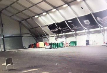 Eventzelt mit Leichtbau- Außenwänden und Zeltdach, insgesamt ca. 2000 m² Nutzfläche zu verkaufen.
