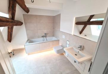 Moderne helle Dachgeschosswohnung mit Einbauküche, Stellplatz