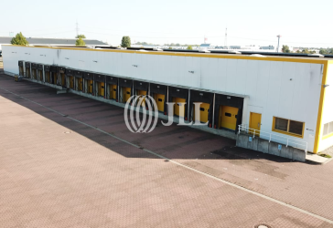 Umschlagshalle an der A 2 bei Magdeburg