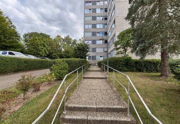 BEVORZUGTE RUHIGE WOHNLAGE IN INNENSTADTNÄHE / MIT BALKON / AUFZUG IM HAUS / TIEFGARAGENSTELLPLATZ