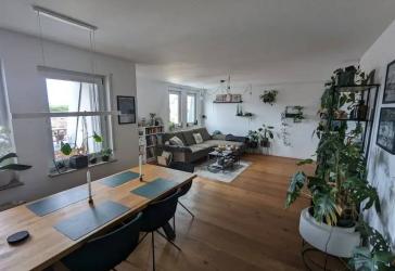 Stilvolles Wohnen über den Dächern von Stuttgart: Sanierte 3-Zi.-Dachgeschosswohnung mit Balkon, EBK