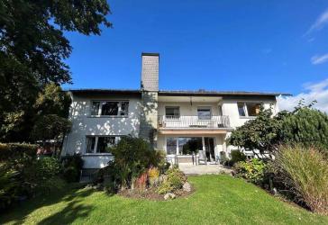 Potenzial trifft Größe mit vielen Optionen: Ein-/Zweifamilienhaus mit tollem Blick und Garten in Warstein!