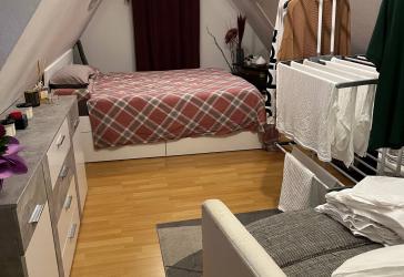 Schöne 2 Zimmer Dachwohnung in ruhiger Lage