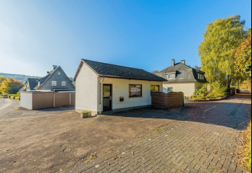Kleines Wohn- oder Bürohaus mit 9 Garagen und 10 Stellplätzen in zentrumsnaher guter Lage von Bergneustadt!