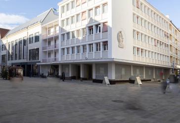Ladenfläche mit großem Schaufenster in der Fußgängerzone