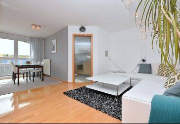 Gepflegte und schön möblierte Wohnung mit großem Balkon und TG-Stellplatz in Stuttgart-Hausen