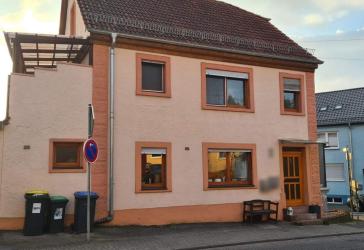 Freistehendes gepflegtes Zweifamilienhaus in Illingen - laufend modernisiert und sofort bezugsbereit