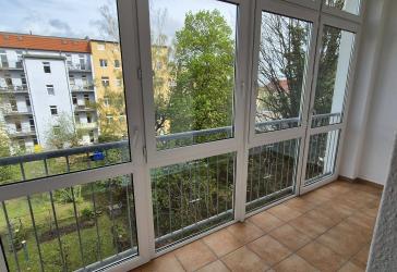 3 Raum Wohnung mit verglastem Balkon