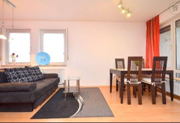 Gepflegte 2-Zimmer Wohnung mit Tiefgarage und Balkon in Zentrale Lage