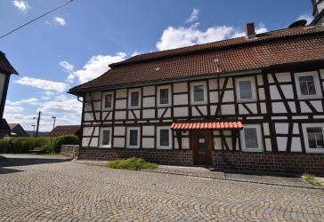 Einfamilienhaus im Ortskern mit separatem Freizeitgrundstück und Bungalow!