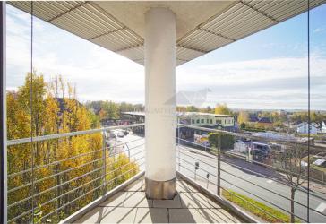 Voll möblierte, großzügige Büroeinheit mit 10 Büros, Aufzug und TG-Stellplätzen im Rabensteincenter