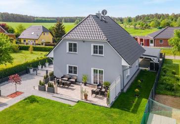 A+ Energieeffizienz, Luftwärmepumpe, Photovoltaik, Einbauküche: Modernes Einfamilienhaus Falkenberg