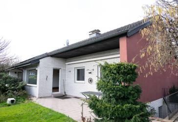 EFH im Bungalow Stil mit wohnlich ausgebautem Dachgeschoss und Garage 'Nähe Waldborn'