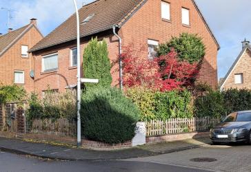 Gepflegtes 1-2-Familienhaus mit Palmengarten und Garage sucht nette Eigentümer