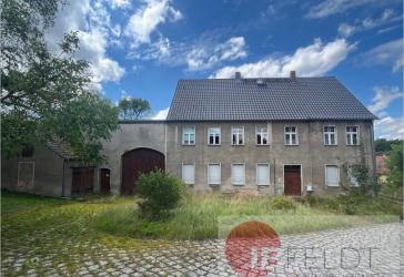 Sanierungswürdiger Dreiseithof mit angrenzender Weidefläche und fünf Ferienbungalows