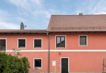 Haus mit gr. Wohnung 1.OG mit ELW-integriertem Büro-Garage-Werkstatt im Zentrum v. Pilsting