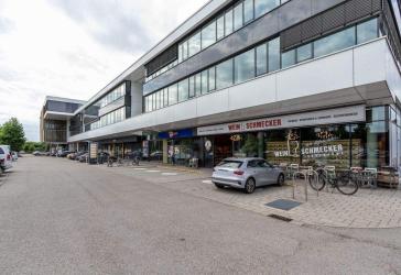 Große Bürofläche in modernem Geschäftsgebäude