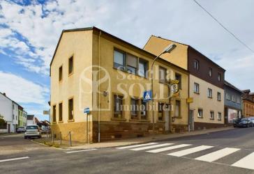 Wohn- und Geschäftshaus in St. Ingbert - für Investoren - mit Wohnung, Gewerbe, Garten und Garagen