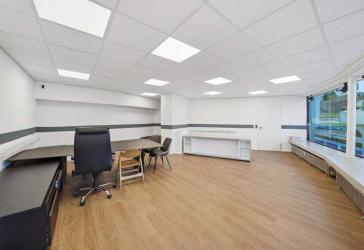 Helle Gewerbefläche mit Schaufenstern - Büro, Praxis oder Café in Top-Lage