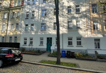 Ruhig gelegene Erdgeschoss 2 Zimmer-Küche-Bad Wohnung, Bad m. Wanne u. Fenster