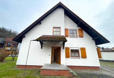 Gepflegtes Zweifamilienhaus in Rödental zu verkaufen!
