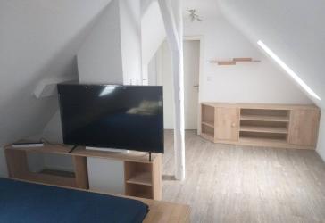 Ein möbliertes Zimmer in einer Wohngemeinschaft (WG)