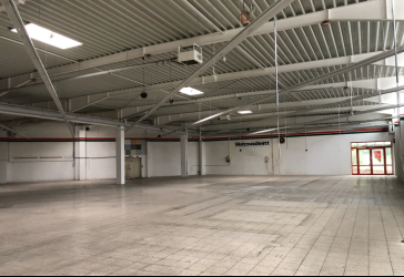 Große Halle mit Büro in WHV 800-2600 qm