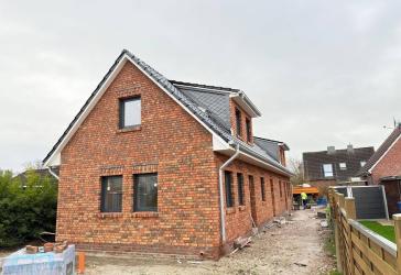 Esens - ruhige Innenstadt-Lage: Neubau Ferienwohnung im Obergeschoss mit Balkon